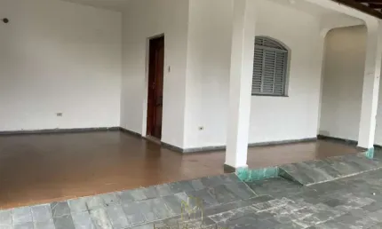 Casa com 3 quartos à venda no Umuarama, Uberlândia  por R$ 580.000