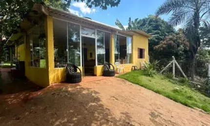 Imperdível! Chácara em condomínio com 2 quartos e suíte na Área Rural de Uberlândia-MG.