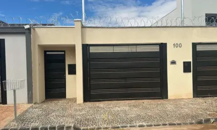 Imperdível! Casa à venda em Uberlândia-MG, no Novo Mundo, com 3 quartos, 1 suíte, sala, 4 vagas de garagem e 72m². Aproveite!