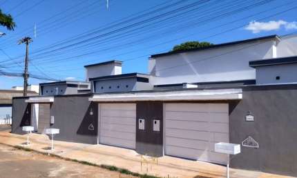 Imóvel à venda: Casa com 2 quartos no Jardim Canaã, Uberlândia-MG - 46,85 m², 1 vaga de garagem.