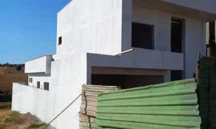 Casa de luxo no condomínio Terras Alpha, 4 quartos, 4 suítes, 2 salas e 4 vagas de garagem em Uberlândia-MG.