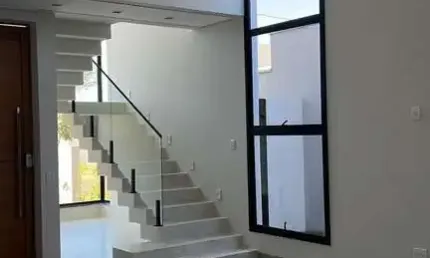 Luxuosa Casa em Condomínio à Venda em Uberlândia-MG, no Bairro Granja Marileusa - 3 Quartos, 3 Suítes, 2 Salas, 4 Vagas, 218m².