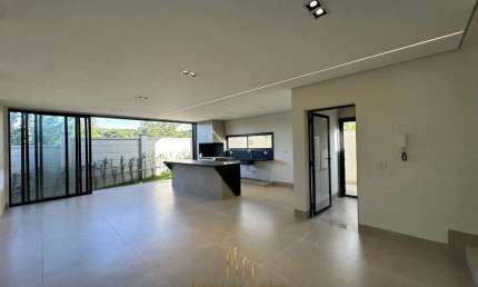 Casa em Condomínio Terras Alpha: Luxo e Conforto no Coração de Granja Marileusa, Uberlândia - 3 Quartos, 3 Suítes, 4 Vagas - 235m².