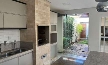 Luxuosa casa em condomínio à venda em Uberlândia-MG, 3 suítes, 3 quartos, 4 banheiros, 1 sala, 3 vagas, 189,00 m².