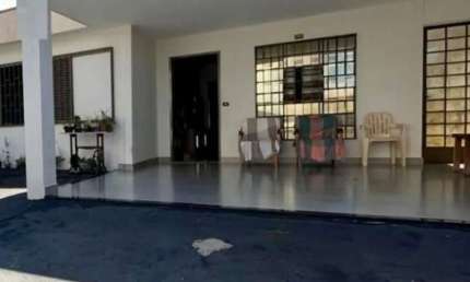 Imperdível Casa à Venda em Uberlândia-MG  4 Quartos, 2 Suítes, 3 Salas, 3 Banheiros, 2 Vagas de Garagem  160m²  Bairro Brasil