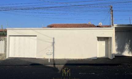 Casa à venda em Uberlândia-MG, bairro Custódio Pereira: 5 quartos, 2 suítes, 2 salas, 3 banheiros, 3 vagas, 190,19m²!