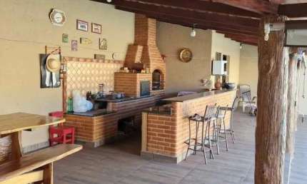 Casa à venda em Uberlândia-MG, Jardim Patrícia: 3 quartos, 1 suíte, 1 sala, 2 banheiros, 2 vagas de garagem, 180m² de área.