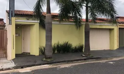 Imperdível casa à venda em Uberlândia-MG, bairro Presidente Roosevelt: 3 quartos, 1 suíte, 2 salas, 3 banheiros, 2 vagas e 177m².