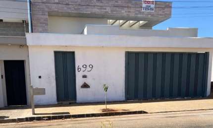Casa para venda em Uberlândia-MG, Alto Umuarama, 3 quartos, 3 suítes, 2 salas, 4 banheiros, 3 vagas, 172 m². Confira!