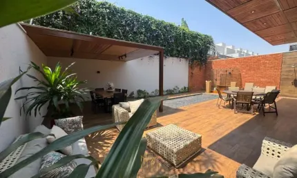 Luxuoso condomínio Alphaville 1 à venda em Uberlândia-MG, no bairro Granja Marileusa: 3 quartos, 3 suítes, 2 salas, 5 banheiros, 2 vagas de garagem, 245m².