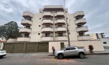 Cobertura de luxo com 4 quartos e 2 suítes no bairro Brasil, Uberlândia-MG: 296m², 3 salas, 4 banheiros e 4 vagas de garagem.