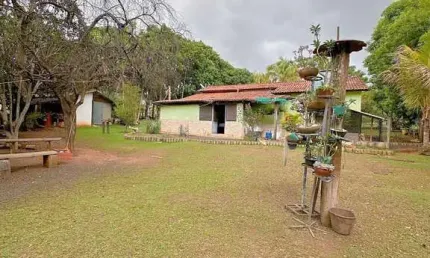 Chácaras Eldorado: Imóveis à venda em Uberlândia-MG, bairro Chácaras Eldorado - 2 quartos, 1 sala, 2 banheiros.