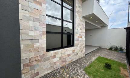 Casa à venda em Uberlândia-MG, Bairro Aclimação: 3 quartos, 1 suíte, 2 salas, 3 banheiros, 2 vagas, 150m²!