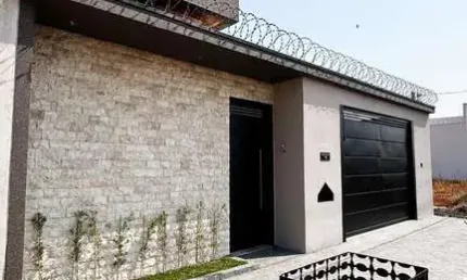 Imperdível: Casa à venda em Uberlândia-MG, bairro Novo Mundo, 3 quartos, 1 suíte, 1 sala, 3 banheiros, 175m².