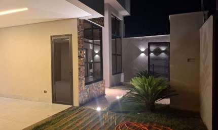 Imperdível oportunidade de adquirir uma casa de luxo em Uberlândia-MG, 3 quartos, 3 suítes, 2 salas, 4 banheiros, 4 vagas, 185m².
