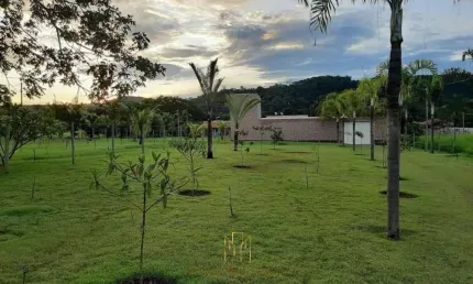 Chácara à venda em Uberlândia-MG, bairro Tubalina: 4 quartos, 1 suíte, 1 sala. Aproveite essa oportunidade!