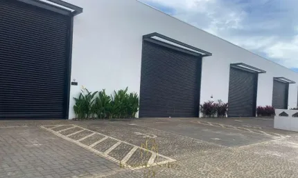 Locação de Galpão Comercial de Alto Padrão em Uberlândia-MG, Bairro Shopping Park: Espaço ideal para seu negócio!