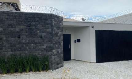 Imperdível Casa à Venda em Uberlândia-MG, Jardim Karaíba: 4 Quartos, 2 Suítes, 4 Banheiros, 3 Vagas de Garagem, 271m².