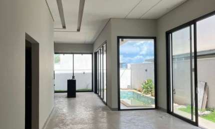 Luxuoso Condomínio Splendido - Casa à Venda em Uberlândia-MG - Jardim Botânico: 3 quartos, 3 suítes, 1 sala, 4 banheiros, 2 vagas, 201m².