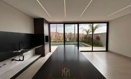 Casa de alto padrão no Condomínio Tamboré à venda em Uberlândia-MG: 4 quartos, 3 suítes, 2 salas, 4 banheiros, 4 vagas, 269,31 m².