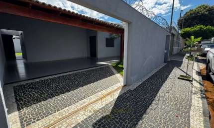 Imperdível oportunidade: Casa à venda em Uberlândia-MG, no Jardim Europa, 3 quartos, 1 suíte, 1 sala, 1 banheiro, 3 vagas, 170m²!