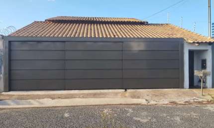 Casa à venda em Uberlândia-MG, bairro Granada: 3 quartos, 1 sala, 1 banheiro, 5 vagas de garagem.