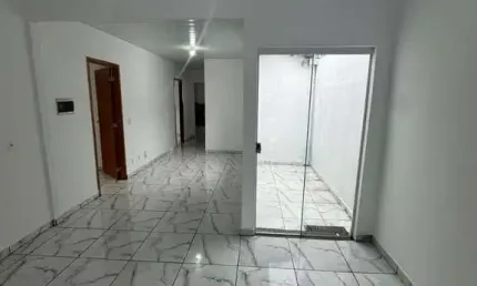 Casa à venda em Uberlândia-MG: 3 quartos, 1 sala, 1 banheiro, 2 vagas de garagem - Imperdível!