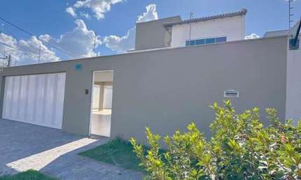 Casa para locação em Uberlândia-MG, Alto Umuarama: 4 quartos, 2 suítes, 1 sala, 4 vagas de garagem!
