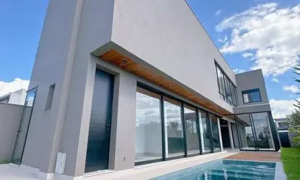 Imperdível! Casa de alto padrão no condomínio Tamboré em Morada da Colina, Uberlândia-MG - 3 quartos, 3 suítes, 1 sala, 4 banheiros, 277m².