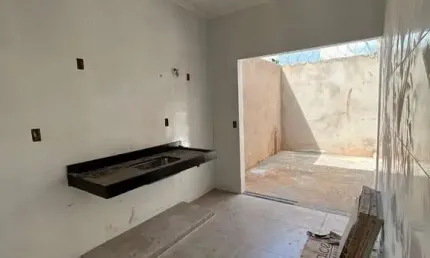 Casa à venda em Uberlândia-MG, bairro Laranjeiras: 2 quartos, 1 suíte, 1 sala, 2 banheiros, 2 vagas de garagem, 45,00 m² de área.