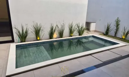 Residência de alto padrão no Condomínio Terras Alpha - Granja Marileusa, Uberlândia-MG: 3 quartos, 3 suítes, 1 sala, 5 banheiros, 2 vagas de garagem, 189,89 m²!