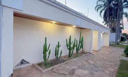 Imperdível oportunidade! Casa à venda em Morada da Colina, Uberlândia-MG com 4 quartos, 4 suítes, 3 salas e 6 vagas de garagem