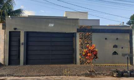 Casa com 3 quartos, sendo uma suíte master, com closet e banheira dupla com janela panorâmica, dois chuveiros e 2 nichos em granito, box em vidro temp