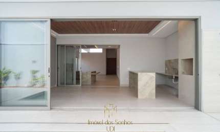 Alphaville 1: Condomínio de luxo - Imóvel com 3 suítes e área de 232m² na Granja Marileusa, Uberlândia-MG. Venha conferir!