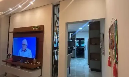 Imperdível casa à venda em Uberlândia-MG, Jardim Sul: 2 quartos, 1 suíte, 1 sala, 1 banheiro, 3 vagas de garagem, 185m².