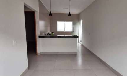Casa à venda em Uberlândia-MG, no bairro Grand Ville, com 2 quartos, 1 suíte, 1 sala, 1 banheiro, 2 vagas de garagem e 64,63 m².