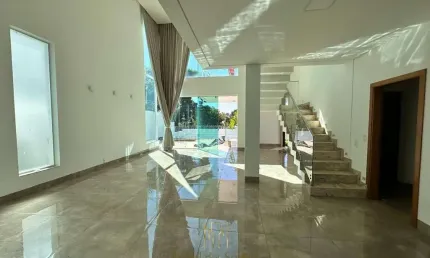 Casa de luxo à venda em Uberlândia-MG, no bairro Jardim Karaíba: 4 quartos, 4 suítes, 1 sala, 5 banheiros, 6 vagas de garagem, 326m².