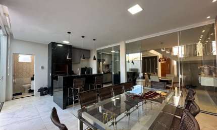 Imperdível! Casa à venda em Uberlândia-MG, Alto Umuarama, 3 quartos, 3 suítes, 4 banheiros, 2 vagas, 360m².