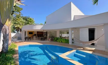 Condomínio Gênova: Luxo e Conforto em Nova Uberlândia, Uberlândia-MG! Casa com 4 Quartos, 4 Suítes, 2 Salas, 6 Banheiros, 4 Vagas de Garagem e 722m² de área!