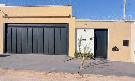 Imperdível: Casa à venda em Uberlândia-MG, bairro Laranjeiras, 3 quartos, 1 suíte, sala, 2 vagas, 145m². Confira!