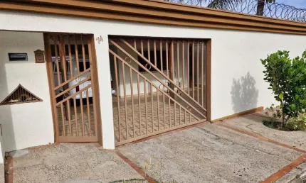 Casa à venda em Uberlândia-MG, Marta Helena: 3 quartos, 1 suíte, 2 banheiros, 3 vagas de garagem, 164m²!