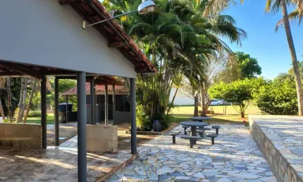 Chácara de luxo em condomínio à venda em Uberlândia-MG, bairro Jockey Camping: 3 quartos, 2 salas, 4 banheiros, 240m².