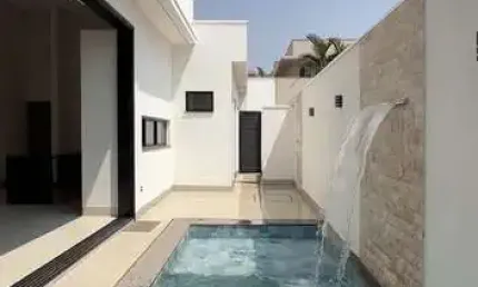 Casa térrea de luxo no Condomínio Splendido, Uberlândia-MG: 3 suítes, área gourmet, piscina aquecida e fino acabamento.