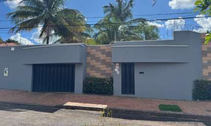 Casa de Luxo em Uberlândia-MG: 5 Quartos, 5 Suítes, 3 Salas, 8 Vagas de Garagem, 380m² na Cidade Jardim. Imperdível!