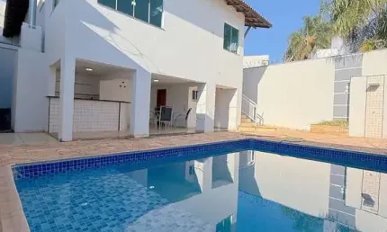 Impecável casa à venda em Uberlândia-MG, bairro City Uberlândia, 3 quartos, 3 suítes, 1 sala, 4 vagas, 260m²!