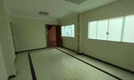Imperdível! Casa à venda em Uberlândia-MG, Cidade Jardim. 4 quartos, 1 suíte, 1 sala, 2 banheiros, 3 vagas de garagem, 198m² de área.