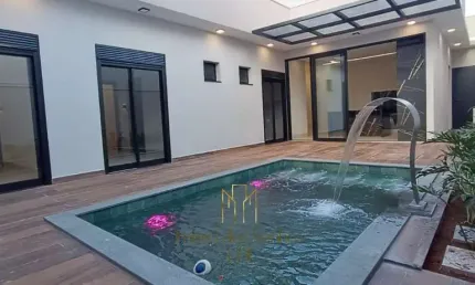 Vende-se . Casa no condomínio Raros.  159 Mt de área construída, 250 MT de terreno.   Casa 3/4 sendo 3 suítes. Suite principal com closet, banheiro com duchas duplas, cuba com duas torneiras.  cubas d