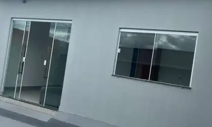 Casa à venda em Uberlândia-MG, bairro Shopping Park: 2 quartos, 1 sala, 1 banheiro, 2 vagas de garagem, 70m² de área.
