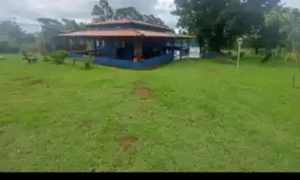 Vendo chácara de 8.600 metros sentido prata fica a 28 km de Uberlândia sentido prata apenas 3 km de terra sítio com piscina dois tanque de peixe um de