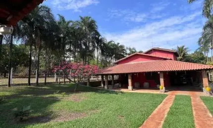 Chácara de luxo à venda em Uberlândia-MG, bairro Chácaras Eldorado: 4 quartos, 2 suítes, 1 sala, 1 banheiro, 5 vagas, 7.000m²!